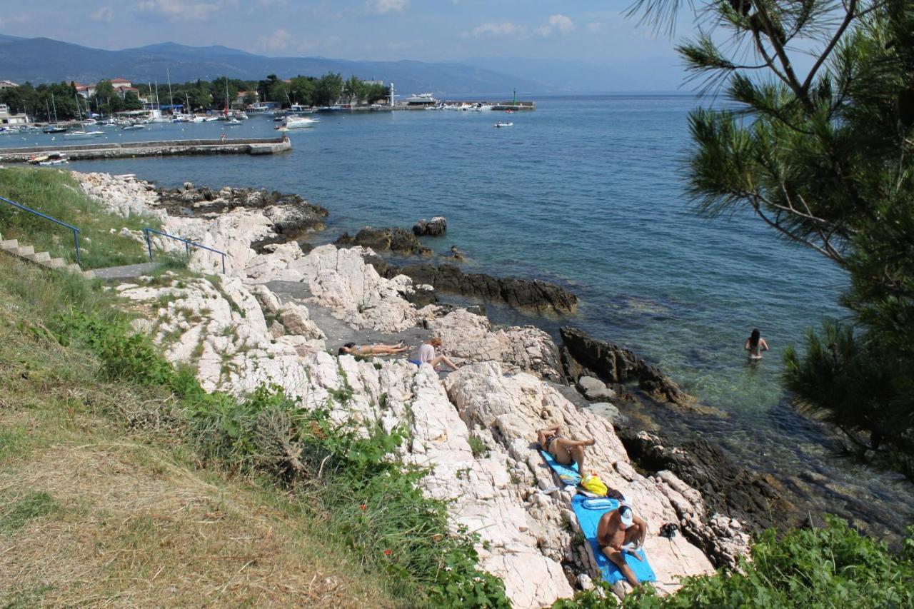 Apartments By The Sea Novi Vinodolski - 5558 ภายนอก รูปภาพ